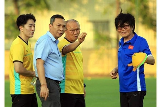 Bác sĩ Choi Ju-young bắt đầu thực hiện công tác y học thể thao từ năm 1982 tại Qatar. Ảnh VFF.