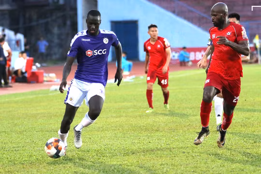 Tiền đạo Papa Ibou Kebe của Hà Nội là cái tên ngoại binh sáng giá nhất đợt chuyển nhượng này (ảnh VPF)