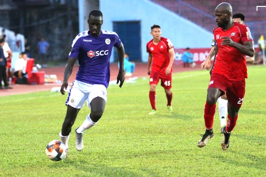 Tiền đạo Papa Ibou Kebe của Hà Nội là cái tên ngoại binh sáng giá nhất đợt chuyển nhượng này (ảnh VPF)