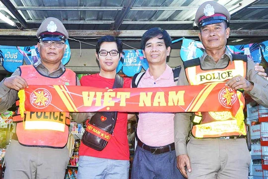 Các nhà báo VN thân thiện với cảnh sát Thái Lan (ảnh Minh Vỹ)