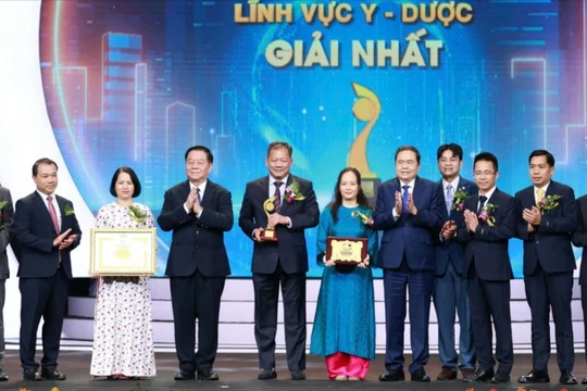 Chủ tịch Quốc hội Trần Thanh Mẫn, Trưởng Ban Tuyên giáo và Dân vận Trung ương Nguyễn Trọng Nghĩa trao giải cho Nhóm tác giả TS.BS Dương Đức Hùng và cộng sự, Bệnh viện Hữu nghị Việt Đức.