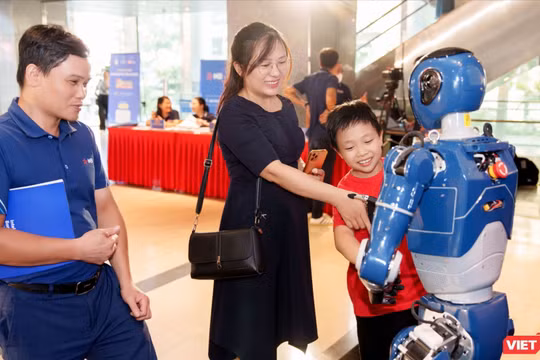 Robot VinMotion và người dùng giao lưu thân thiện tại Lễ trao Giải thưởng Chuyển đổi số Việt Nam 2025.