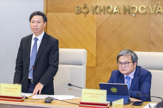 Thứ trưởng Bộ KH&CN Hoàng Minh và Phó Chủ tịch UBND thành phố Hà Nội Trương Việt Dũng đồng chủ trì cuộc họp báo.