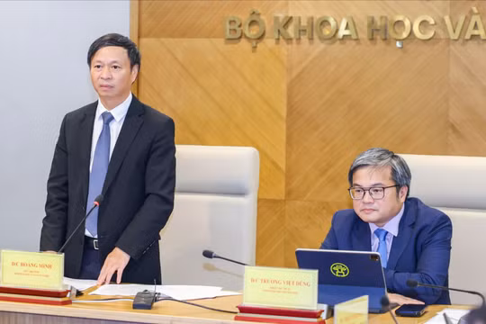 Thứ trưởng Bộ KH&CN Hoàng Minh và Phó Chủ tịch UBND thành phố Hà Nội Trương Việt Dũng đồng chủ trì cuộc họp báo.