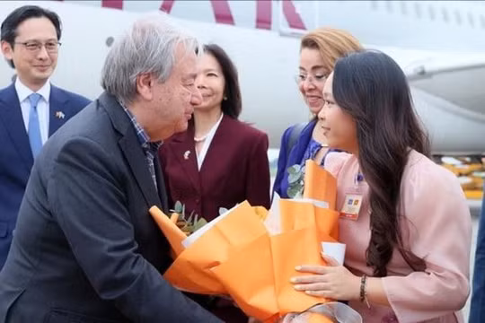 Tổng Thư ký Liên hợp quốc António Guterres đến sân bay quốc tế Nội Bài bắt đầu thăm chính thức Việt Nam. (Ảnh: TTXVN)