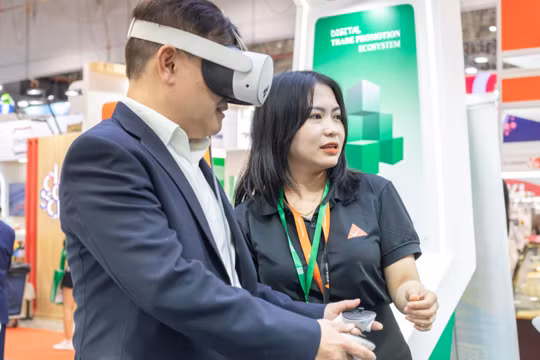 Công nghệ VR giúp khách tham quan “dạo bước” giữa các gian hàng ảo của Vietnam Foodexpo 2025.