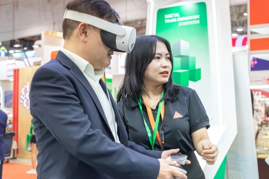 Công nghệ VR giúp khách tham quan “dạo bước” giữa các gian hàng ảo của Vietnam Foodexpo 2025.
