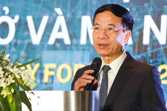 Bộ trưởng Nguyễn Mạnh Hùng khẳng định nhiều quốc gia đã tuyên bố chỉ mua công nghệ khi công nghệ là mở, nhất là khi các công nghệ đó dùng để xây dựng các hạ tầng nền tảng trọng yếu quốc gia.