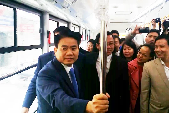 Chủ tịch UBND TP Hà Nội Nguyễn Đức Chung thị sát buýt nhanh (BRT)