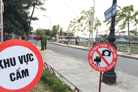 Lực lượng chức năng cấm phóng viên tác nghiệp tại khu vực cưỡng chế.