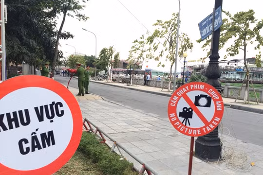 Lực lượng chức năng cấm phóng viên tác nghiệp tại khu vực cưỡng chế.