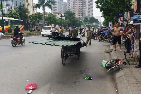 Hiện trường cháu bé đi xe đạp va chạm với xe xích lô chở tôn gây tử vong.