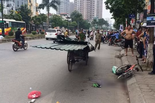 Hiện trường cháu bé đi xe đạp va chạm với xe xích lô chở tôn gây tử vong.