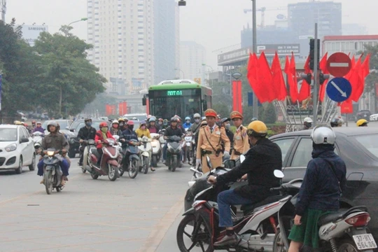 Mặc dù được Cảnh sát giao thông phân luông nhưng buýt nhanh vẫn bị chiếm đường ưu tiên.