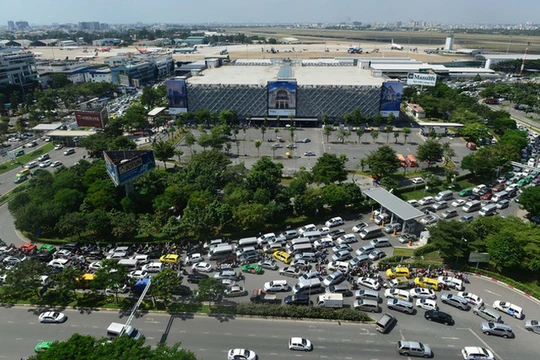 Sân bay Tân Sơn Nhất thường xuyên xảy ra ùn tắc.