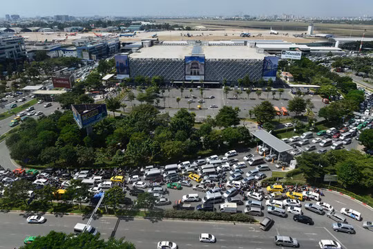 Sân bay Tân Sơn Nhất thường xuyên xảy ra ùn tắc.