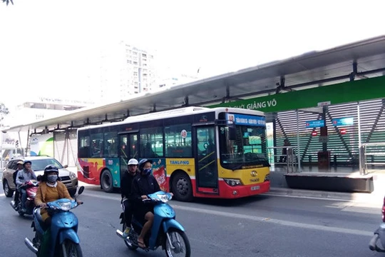 Buýt thường có hệ thống cửa mở bên phải trong khi đó nếu đi vào làn ưu tiên buýt nhanh thì hệ thống cửa phải bên trái như buýt nhanh BRT mới phù hợp.