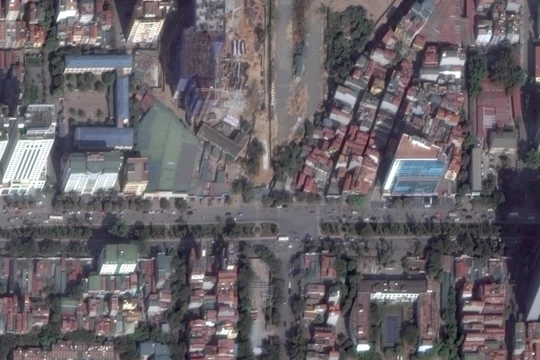 Sẽ xây dựng cầu vượt tại nút giao giữa đường Hoàng Quốc Việt và đường Nguyễn Văn Huyên. Ảnh: Google Maps