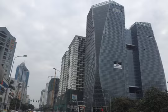 HUD Tower gồm hai tòa tháp (32 và 27 tầng) được thiết kế theo hình dáng của 2 cánh buồm cong vút lên cao.