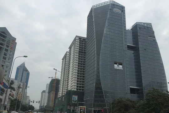 HUD Tower gồm hai tòa tháp (32 và 27 tầng) được thiết kế theo hình dáng của 2 cánh buồm cong vút lên cao.