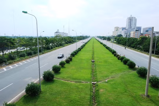 Hàng năm thành phố Hà Nội phải dành 53 tỷ đồng cho việc cắt cỏ, tỉa cây trên đoạn đường Đại Lộ Thăng Long.