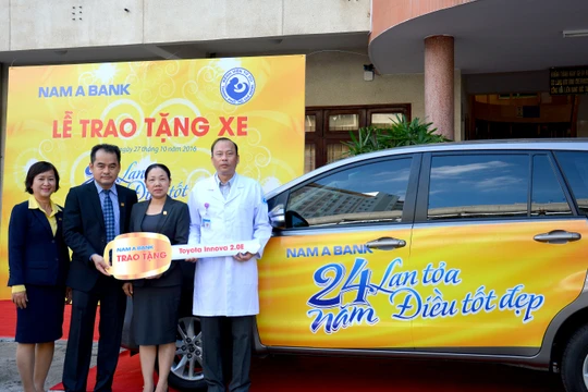 Bà Võ Thị Tuyết Nga – Phó Tổng Giám đốc Nam A Bank (thứ hai từ phải sang) cùng ông Huỳnh Thế Lân – Giám đốc Trung tâm Kinh doanh Nam A Bank (thứ hai từ trái sang) trao tặng món quà ý nghĩa này cho đại diện Bệnh viện Từ Dũ – Bác sĩ Lê Quang Thanh.