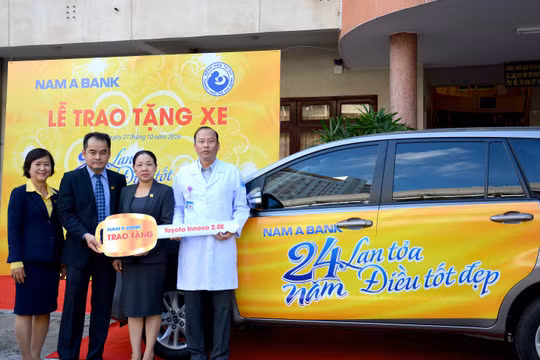 Bà Võ Thị Tuyết Nga – Phó Tổng Giám đốc Nam A Bank (thứ hai từ phải sang) cùng ông Huỳnh Thế Lân – Giám đốc Trung tâm Kinh doanh Nam A Bank (thứ hai từ trái sang) trao tặng món quà ý nghĩa này cho đại diện Bệnh viện Từ Dũ – Bác sĩ Lê Quang Thanh.