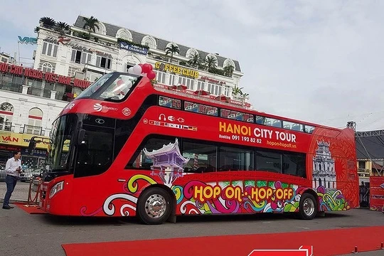 Xe buýt 2 tầng, mui trần chính thức được khai trương vào sáng nay 30/5.