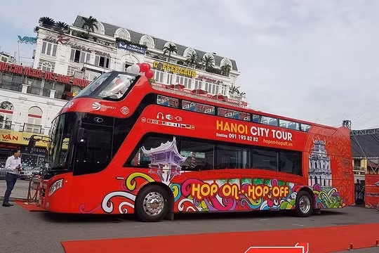 Xe buýt 2 tầng, mui trần chính thức được khai trương vào sáng nay 30/5.