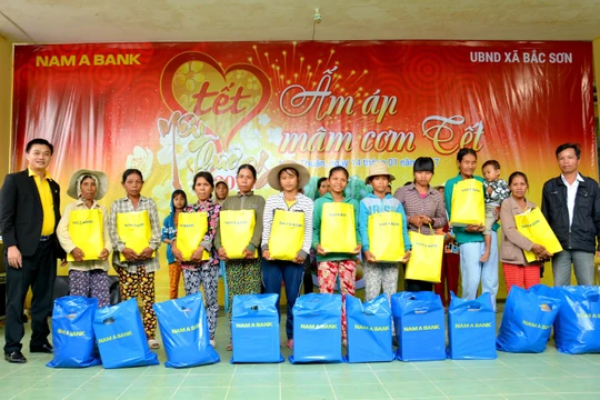 Ông Nguyễn Đinh Hoàng Thịnh – Giám đốc Nam A Bank Ninh Thuận trao quà thiết cho các hộ gia đình khó khăn.