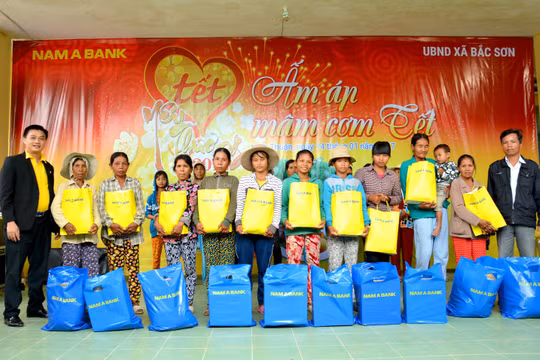Ông Nguyễn Đinh Hoàng Thịnh – Giám đốc Nam A Bank Ninh Thuận trao quà thiết cho các hộ gia đình khó khăn.