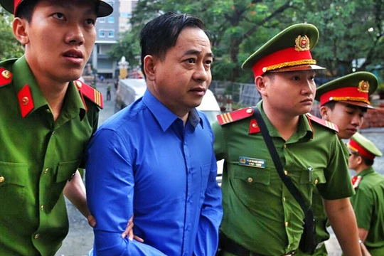 Phan Văn Anh Vũ được đưa đến tòa trước phiên xử hơn một tiếng/ Ảnh:VnExpress