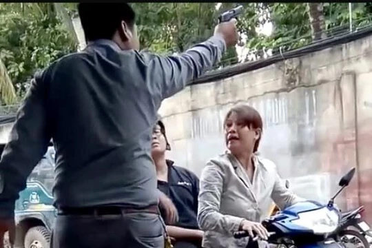 Hình ảnh ông Phương rút súng dọa người tại TP.HCM