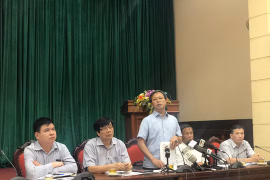 Ông Nguyễn Hữu Nghĩa cùng các lãnh đạo sở ngành Hà Nội trả lời báo chí. Ảnh: Tuổi trẻ