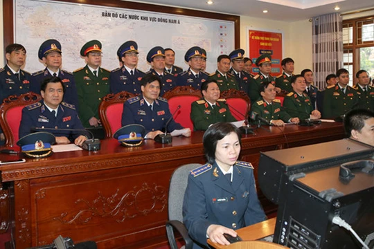 Sáng 21.1, đại tướng Ngô Xuân Lịch đã chúc Tết qua cầu truyền hình đối với các cán bộ, nhân viên 10 tàu Cảnh sát biển (Ảnh: Thanh niên)