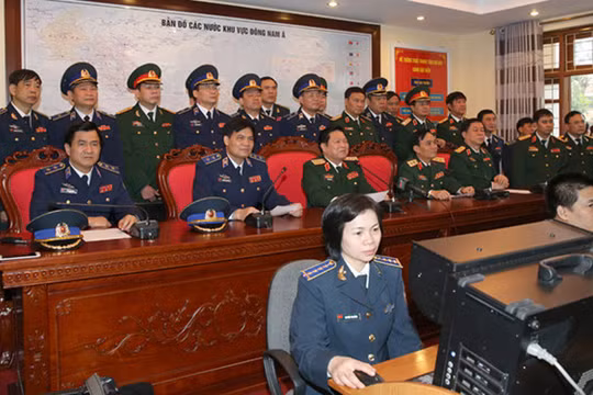 Sáng 21.1, đại tướng Ngô Xuân Lịch đã chúc Tết qua cầu truyền hình đối với các cán bộ, nhân viên 10 tàu Cảnh sát biển (Ảnh: Thanh niên)