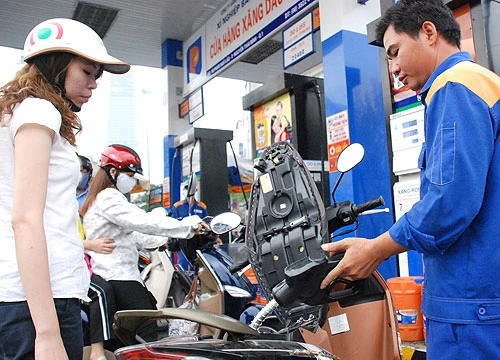 Xăng RON 92 và E5 giảm giá 1.198 đồng/lít