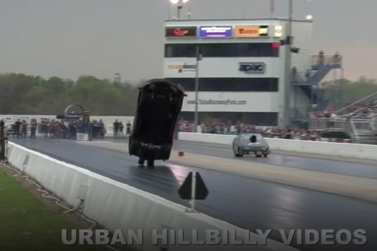 Cảnh ô tô bị nhấc bổng khi đua.