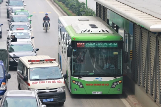 Hành khách đi xe buýt nhanh BRT vẫn tăng trong ngày đầu tiên thu vé.