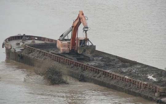 Vụ xả chất thải xuống sông Hồng