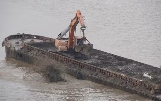 Vụ xả chất thải xuống sông Hồng