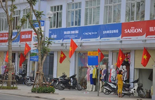 Các biển hiệu trên đường Lê Trọng Tấn