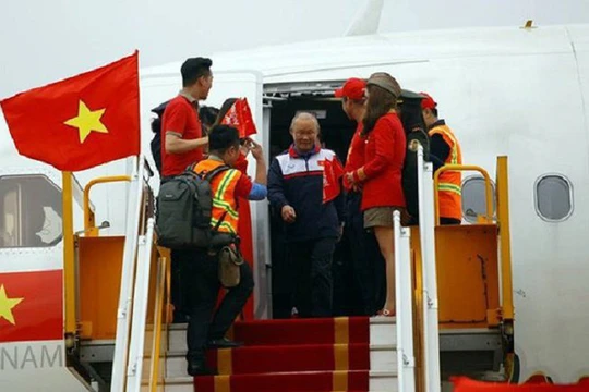 Cục Hàng không Việt Nam xử phạt Vietjet Air 40 triệu đồng do tổ chức sự kiện trên chuyến bay chở U23 Việt Nam không xin phép.