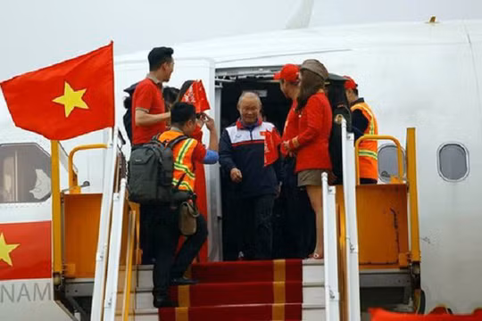 Cục Hàng không Việt Nam xử phạt Vietjet Air 40 triệu đồng do tổ chức sự kiện trên chuyến bay chở U23 Việt Nam không xin phép.