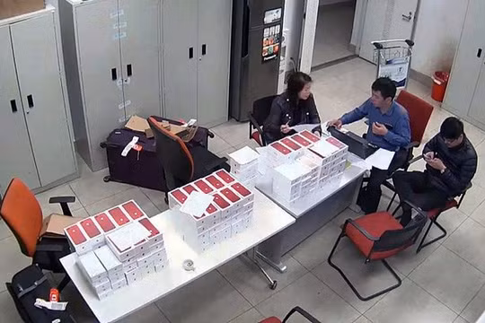 Lực lượng chức năng kiểm đếm số iPhone lậu bị phát hiện. (Ảnh: cơ quan chức năng cung cấp)