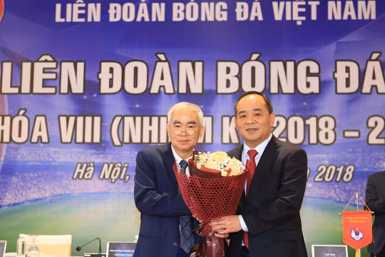 Chủ tịch LĐBĐVN khóa VII Lê Hùng Dũng chúc mừng Tân Chủ tịch LĐBĐVN khóa VIII Lê Khánh Hải/ Ảnh: VFF