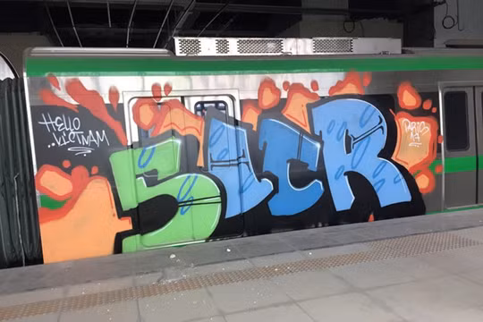 Các toa của đoàn tàu Cát Linh - Hà Đông bị vẽ sơn chằng chịt - Ảnh: Zing.