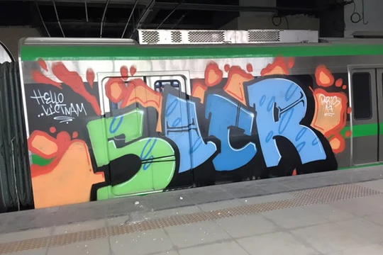 Các toa của đoàn tàu Cát Linh - Hà Đông bị vẽ sơn chằng chịt - Ảnh: Zing.