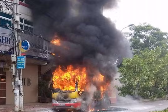 Chiếc xe lưu thông đến số nhà 314 Lạc Long Quân thì bất ngờ bốc cháy.