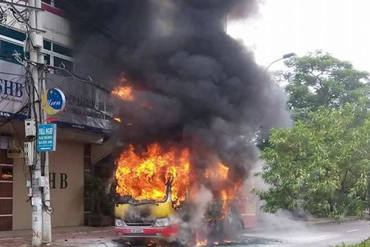 Chiếc xe lưu thông đến số nhà 314 Lạc Long Quân thì bất ngờ bốc cháy.